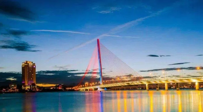 Cầu Trần Thị Lý về ban đêm (Nguồn: Internet).