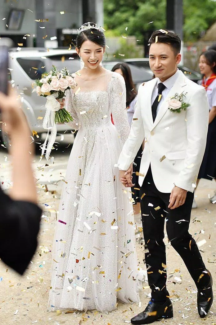 Khánh Vy và Phan Mạnh Quỳnh trong ngày cưới tại Nghệ An (Nguồn ảnh: Internet).