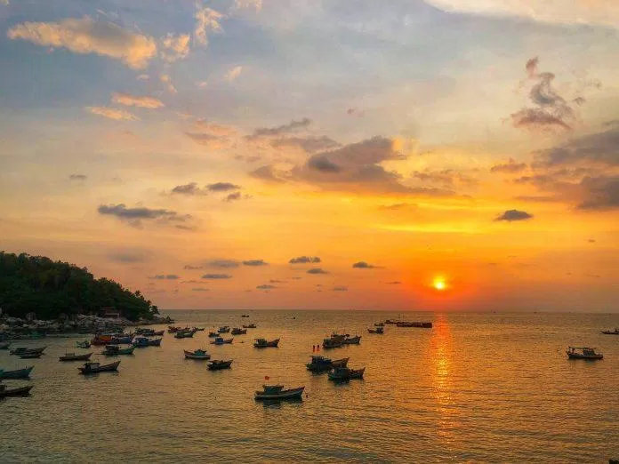 Hoàng hôn trên làng chài (Nguồn: minhlakhenh). Hoàng hôn trên làng chài (Nguồn: minhlakhenh).