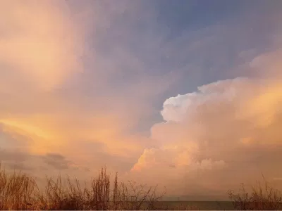 Mê mẩn màu của đám mây hoàng hôn được chụp vội trên đường về homestay (Nguồn: minhlakhenh).