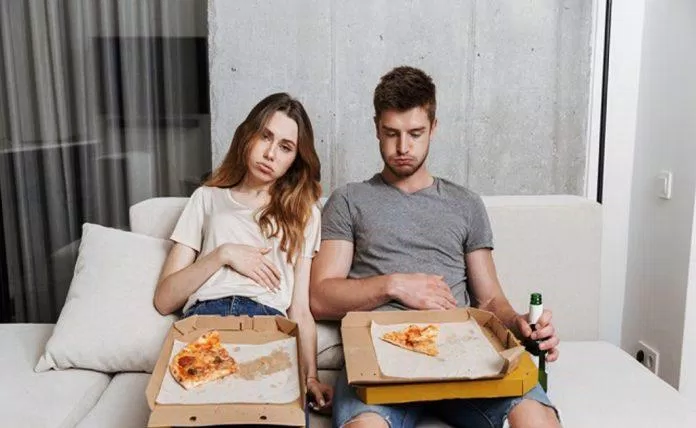 Bữa ăn quá no có thể gây đau tim (Nguồn: Internet). Bữa ăn quá no có thể gây đau tim (Nguồn: Internet).