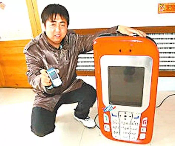 Điện thoại tự chế này có thể nghe gọi và nhắn tin như bình thường (Nguồn: Internet).