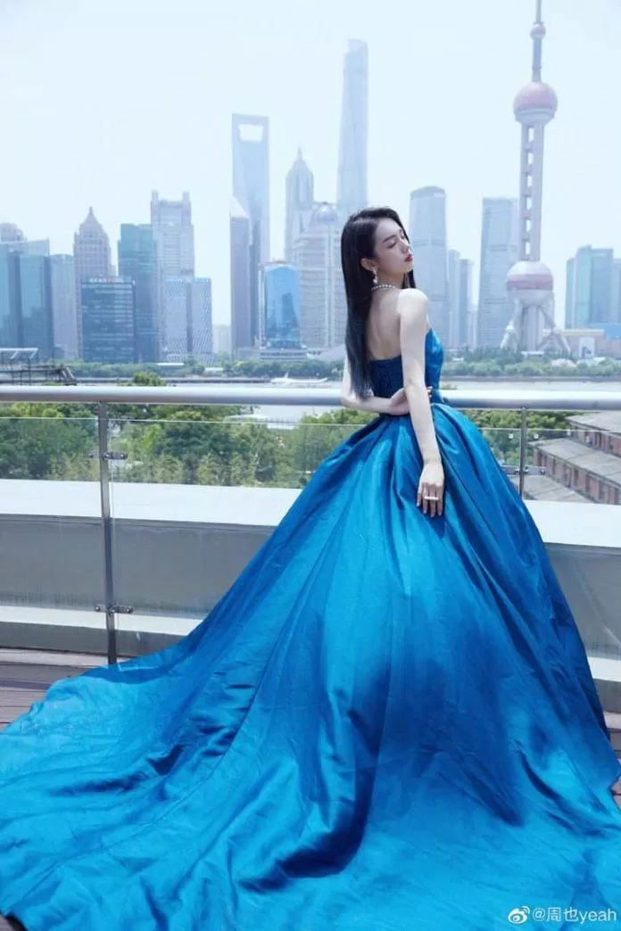 Tạo hình sự kiện này từng gây bão của Châu Dã bởi khí chất sang chảnh như công chúa (Nguồn: Internet). Tạo hình sự kiện này từng gây bão của Châu Dã bởi khí chất sang chảnh như công chúa (Nguồn: Internet).