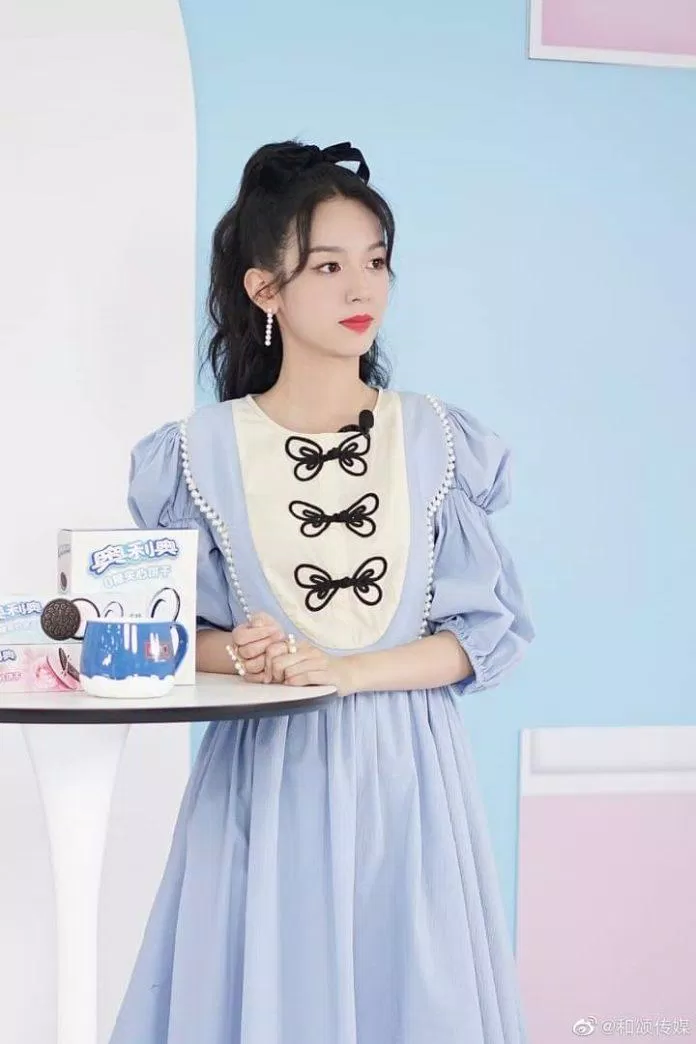 Châu Dã đẹp thanh thuần trong buổi livestream OREO (Nguồn: Internet). Châu Dã đẹp thanh thuần trong buổi livestream OREO (Nguồn: Internet).