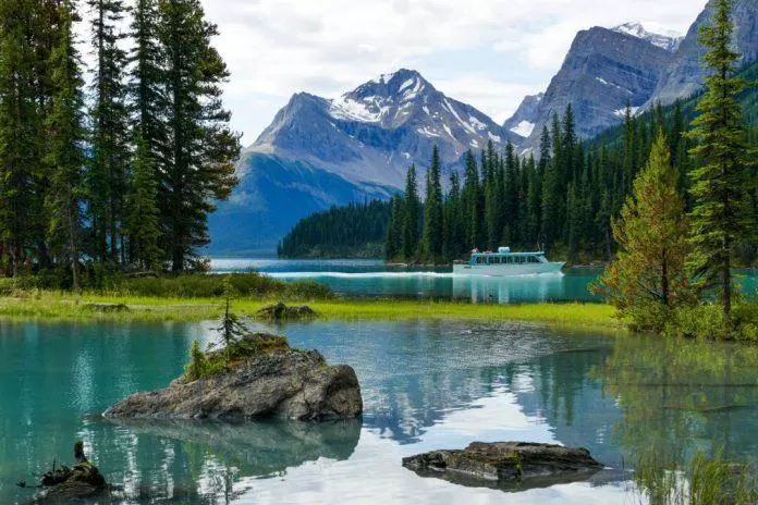 Đến với Canada, bạn sẽ được đắm mình vào thiên nhiên hoang sơ và tuyệt đẹp. Những bức ảnh lộng lẫy của địa điểm này sẽ khiến bạn trải qua những giây phút đầy cảm xúc và ngất ngây.