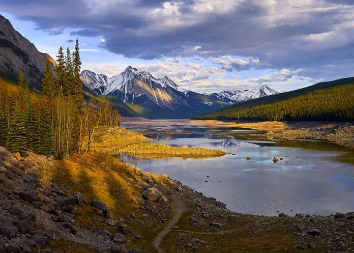 Hồ Medicine bí ẩn ở Công viên quốc gia Jasper, Canada (Ảnh: Internet). Hồ Medicine bí ẩn ở Công viên quốc gia Jasper, Canada (Ảnh: Internet).