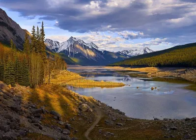 Hồ Medicine bí ẩn ở Công viên quốc gia Jasper, Canada (Ảnh: Internet). Hồ Medicine bí ẩn ở Công viên quốc gia Jasper, Canada (Ảnh: Internet).