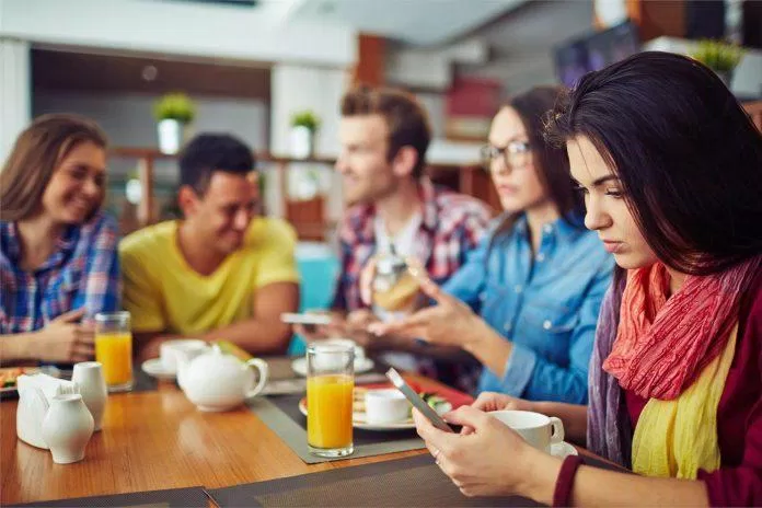 Không nên vừa sử dụng điện thoại vừa ăn (Nguồn: Internet). Không nên vừa sử dụng điện thoại vừa ăn (Nguồn: Internet).