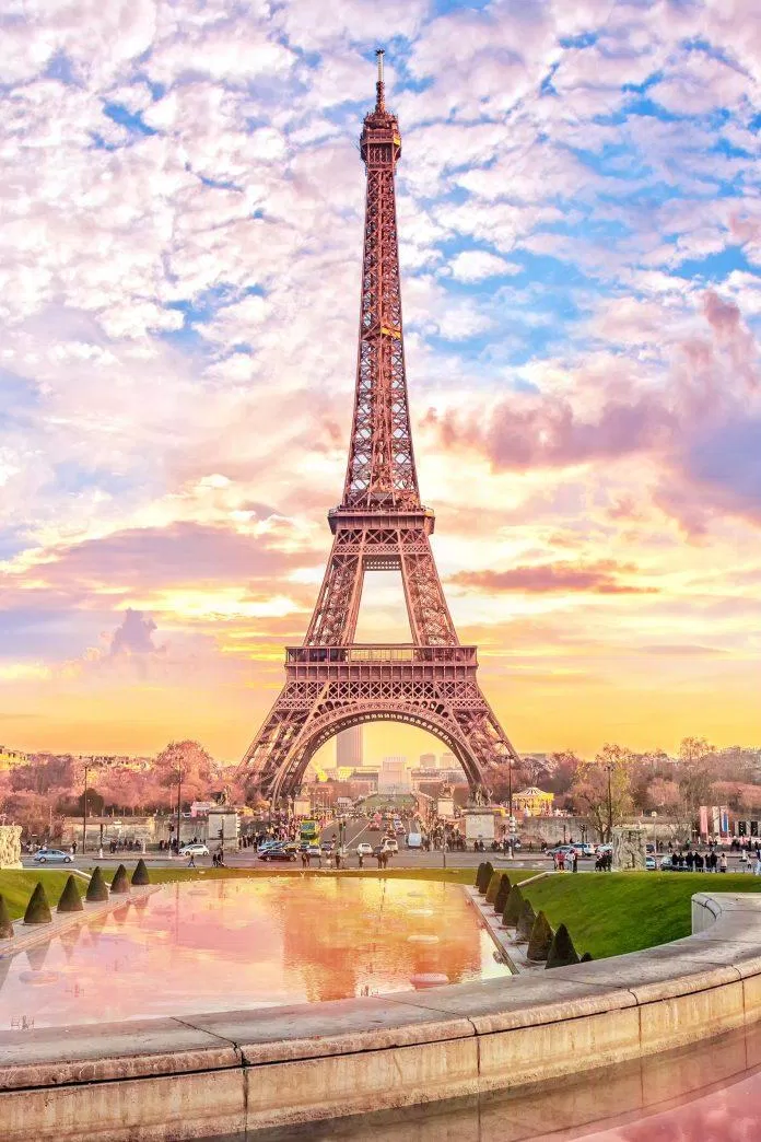Tháp Eiffel và hoàng hôn (Nguồn: Internet). Tháp Eiffel và hoàng hôn (Nguồn: Internet).