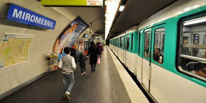 Tàu điện ngầm là lựa chọn của nhiều người ở Pháp (nguồn: internet).