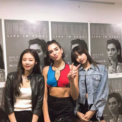 Lisa từng chụp ảnh cùng Dua Lipa cùng với Jennie (Nguồn: Internet). Lisa từng chụp ảnh cùng Dua Lipa cùng với Jennie (Nguồn: Internet).