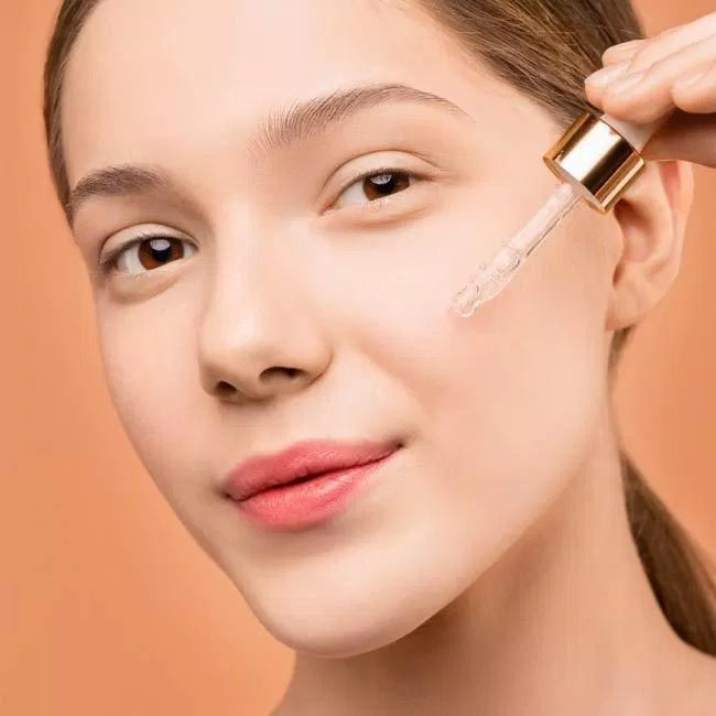 79 Các bước chăm sóc da mụn mà các Genz phải biết mới nhất 18 Serum là một bước tưởng không quan trọng nhưng lại quan trọng không tưởng trong chu trình skincare. (nguồn: Internet)