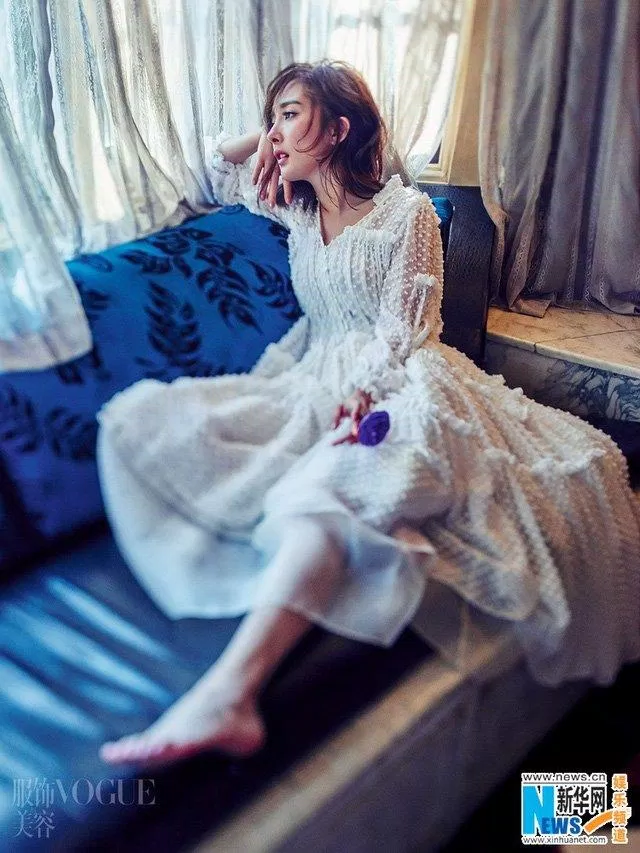 Dương Mịch đẹp tựa nàng thơ “hút hồn” người xem trên trang bìa Vogue ấn phẩm tháng 12/2015 (Ảnh: Internet)
