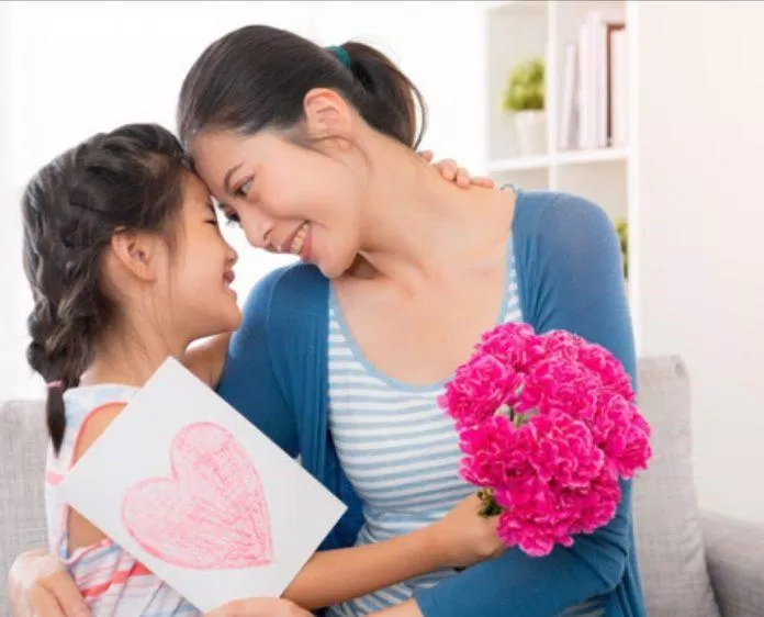 Tặng hoa ngày lễ nhắn gửi yêu thương với người thân. (Ảnh: Internet)