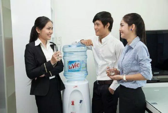 Thường xuyên đứng dậy vận động sẽ tốt cho sức khoẻ và hạn chế tích tụ mỡ thừa (Ảnh: Internet). Thường xuyên đứng dậy vận động sẽ tốt cho sức khoẻ và hạn chế tích tụ mỡ thừa (Ảnh: Internet).