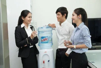 Thường xuyên đứng dậy vận động sẽ tốt cho sức khoẻ và hạn chế tích tụ mỡ thừa (Ảnh: Internet). Thường xuyên đứng dậy vận động sẽ tốt cho sức khoẻ và hạn chế tích tụ mỡ thừa (Ảnh: Internet).