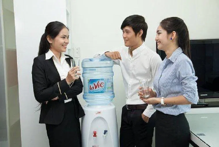 Thường xuyên đứng dậy vận động sẽ tốt cho sức khoẻ và hạn chế tích tụ mỡ thừa (Ảnh: Internet).