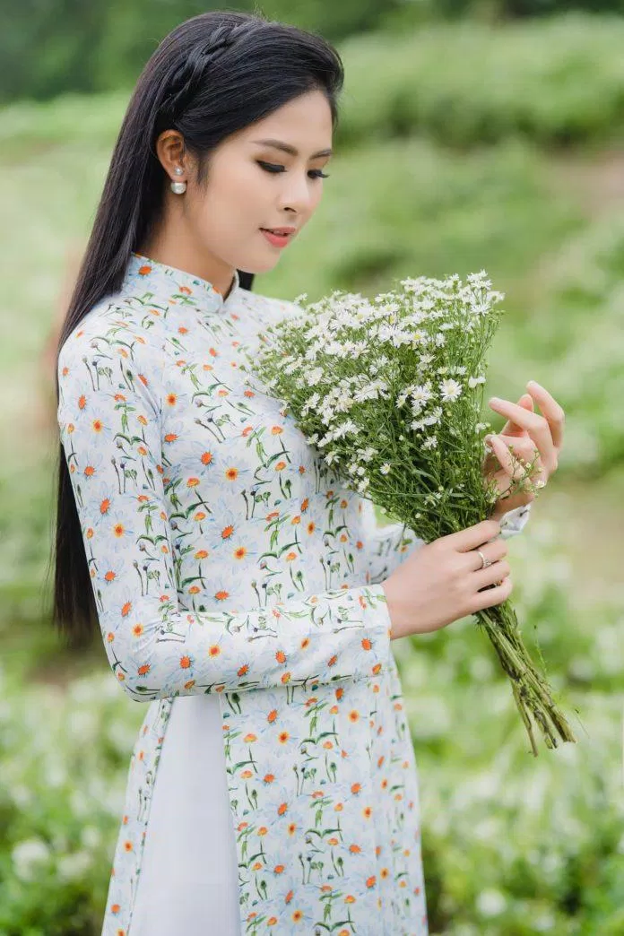 Tóc dài đen và tà áo dài nền nã (Nguồn ảnh: Internet). Tóc dài đen và tà áo dài nền nã (Nguồn ảnh: Internet).