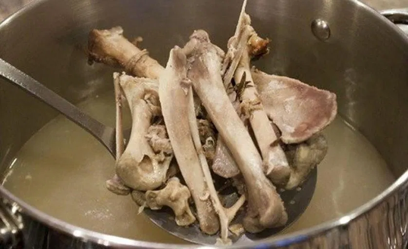 Bước 1: Hầm xương gà (Nguồn: Internet)