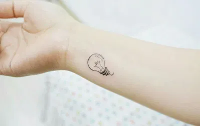 Hình xăm ở cổ tay kích thích sự sáng tạo của bạn. (Ảnh: Internet)