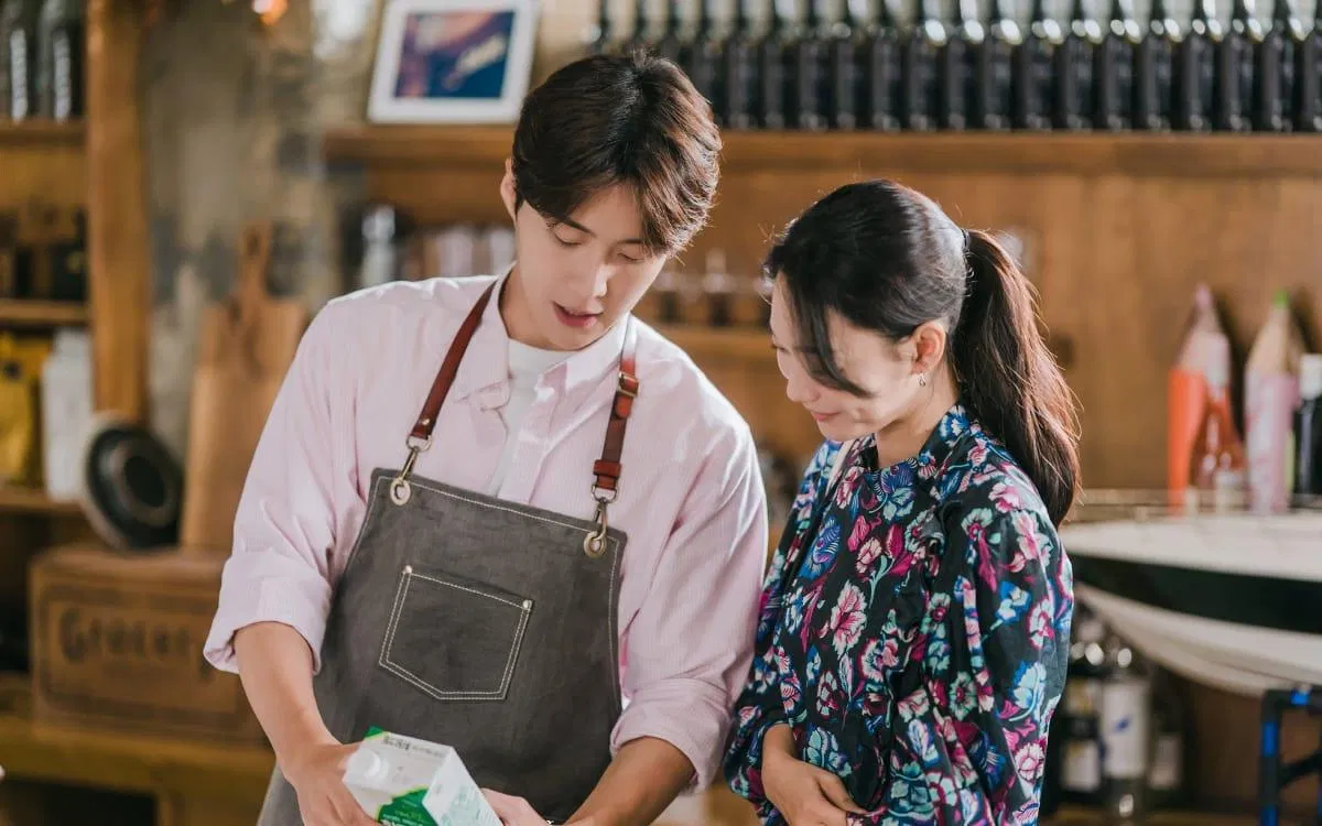 Hometown Cha-cha-cha: Hiểu về thành công của một bộ phim ngôn tình! bộ phim cảm xúc dễ thương điệu cha cha cha làng biển Hometown Cha Cha Cha hometown cha chac cha review Kim Seon Ho ngôn tình Phim của Shin Min Ah phim ngôn tình Shin Min Ah tích cực văn hóa