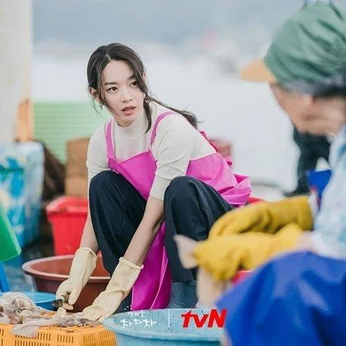 Hometown Cha-cha-cha: Hiểu về thành công của một bộ phim ngôn tình! bộ phim cảm xúc dễ thương điệu cha cha cha làng biển Hometown Cha Cha Cha hometown cha chac cha review Kim Seon Ho ngôn tình Phim của Shin Min Ah phim ngôn tình Shin Min Ah tích cực văn hóa