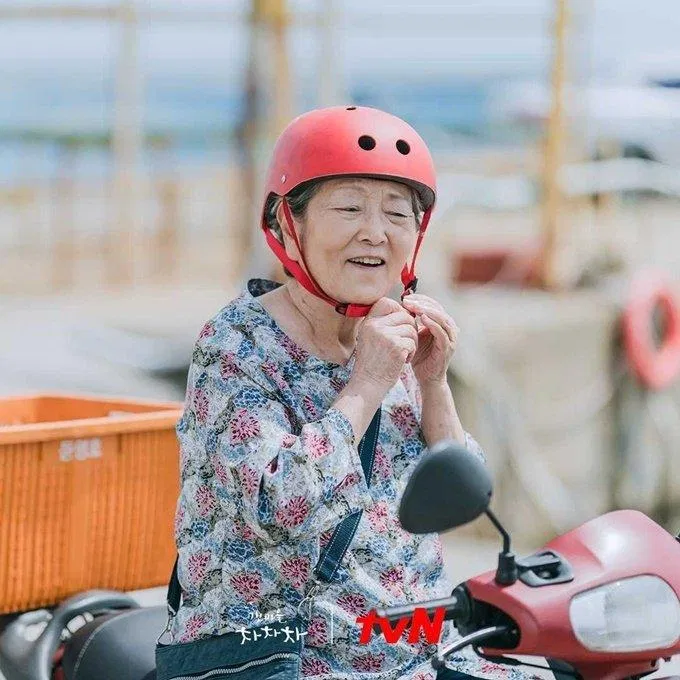 Hometown Cha-cha-cha: Hiểu về thành công của một bộ phim ngôn tình! bộ phim cảm xúc dễ thương điệu cha cha cha làng biển Hometown Cha Cha Cha hometown cha chac cha review Kim Seon Ho ngôn tình Phim của Shin Min Ah phim ngôn tình Shin Min Ah tích cực văn hóa