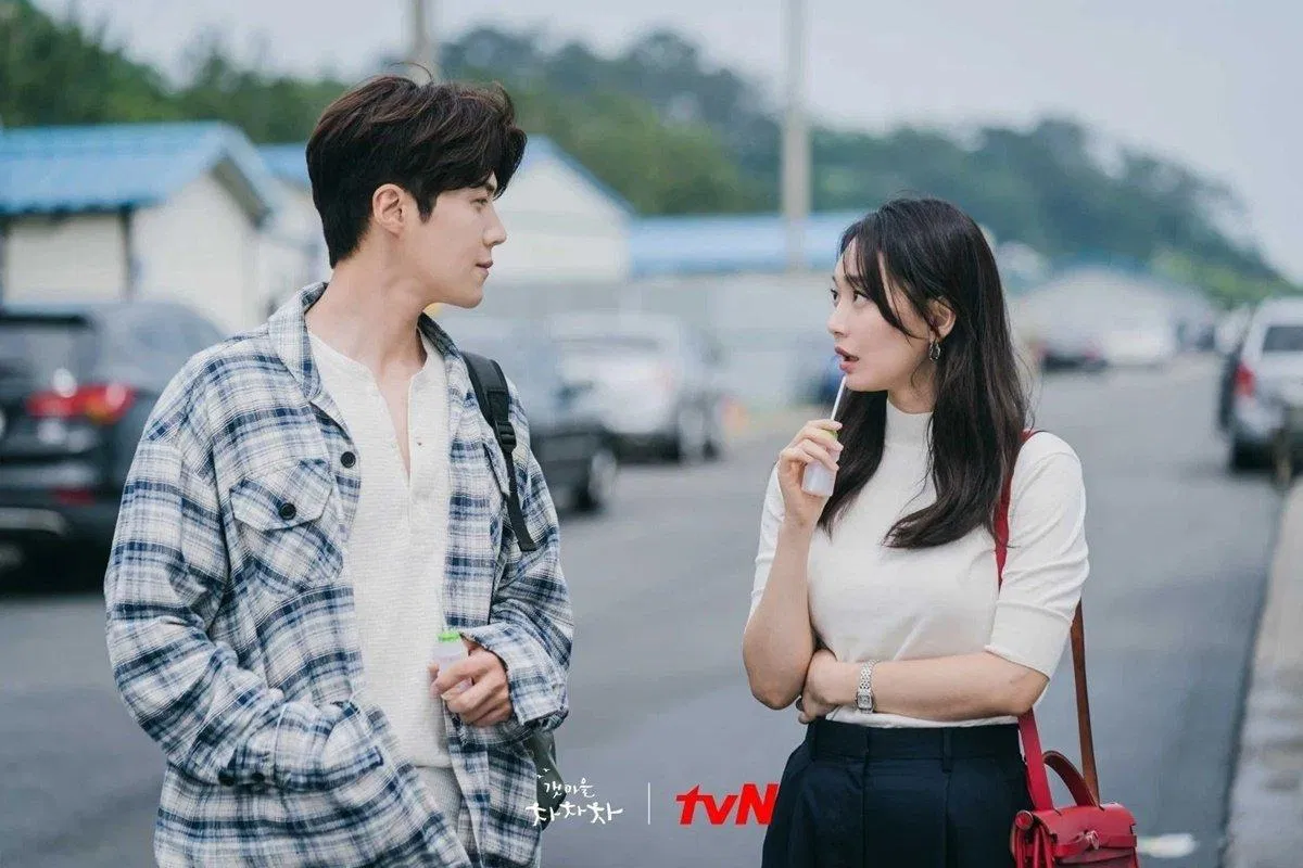 Hometown Cha-cha-cha: Hiểu về thành công của một bộ phim ngôn tình! bộ phim cảm xúc dễ thương điệu cha cha cha làng biển Hometown Cha Cha Cha hometown cha chac cha review Kim Seon Ho ngôn tình Phim của Shin Min Ah phim ngôn tình Shin Min Ah tích cực văn hóa