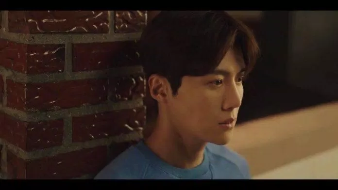 Du Sik khi chần chừ trước cửa nhà Hye Jin (ảnh: Netflix)