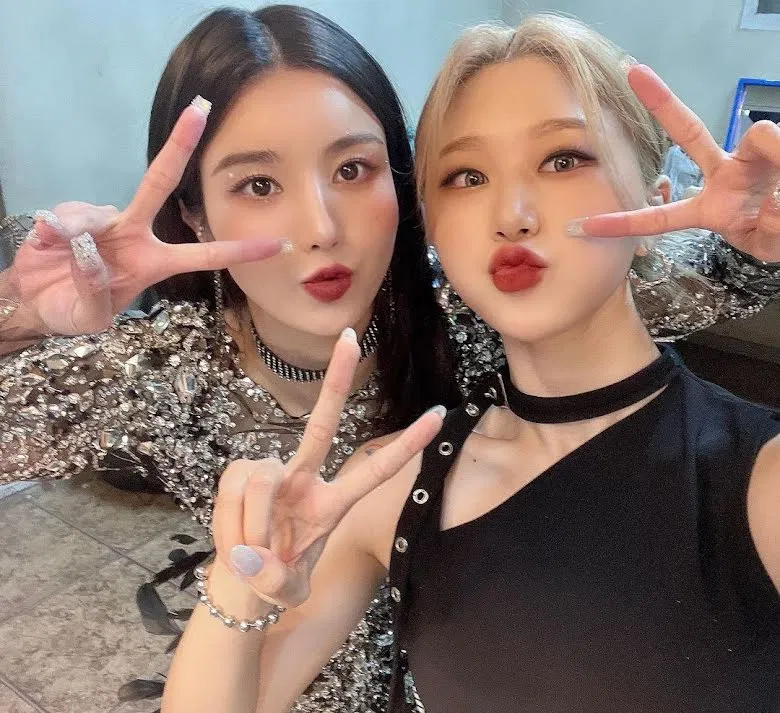 Hay sự thân thiết của soloist (cựu IZ*ONE) Kwon Eunbi (trái) cùng bạn thân kiêm vũ công phụ họa Kim Jae Yun (Ảnh: Instagram @Yooniversee)
