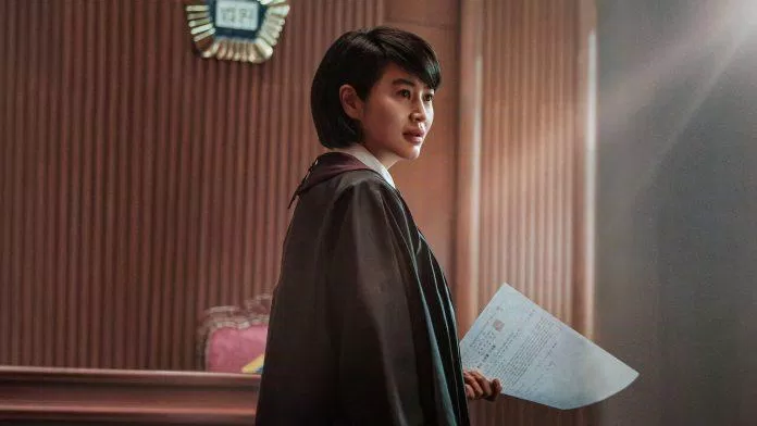 Nữ diễn viên nổi tiếng Kim Hye Soo xuất hiện với vai Thẩm phán Shim Eun Seok trong Công lý vị thành niên (Ảnh: Internet)