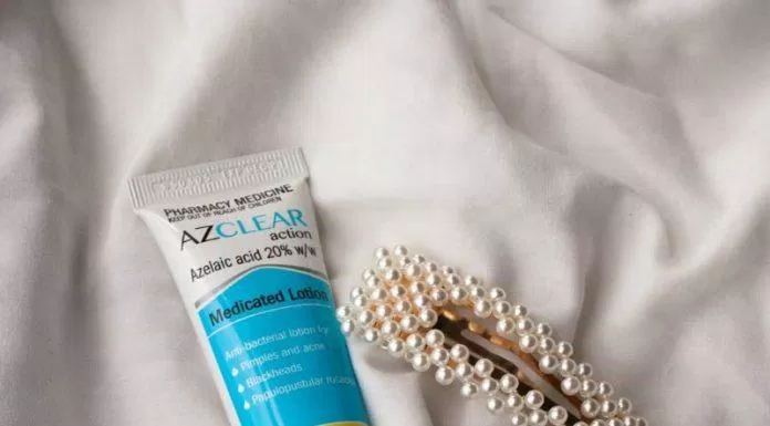 Azclear Action Medicated Lotion 20% Azelaic Acid có kết cấu đặc và khả nắng trị mụn, mờ thâm hiệu quả. (Nguồn Internet).