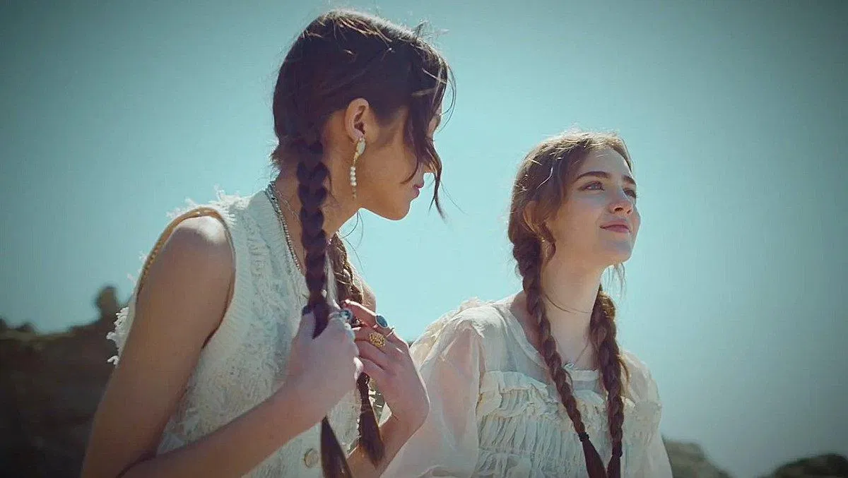 Chọn những kiểu tóc đơn giản nữ tính (Ảnh: Internet)