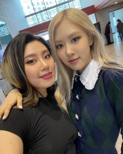Lee Jung có rất nhiều ảnh chụp cùng với Rosé (Ảnh: Internet)