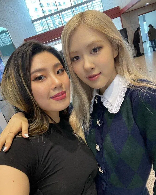 Lee Jung có rất nhiều ảnh chụp cùng với Rosé (Ảnh: Internet)