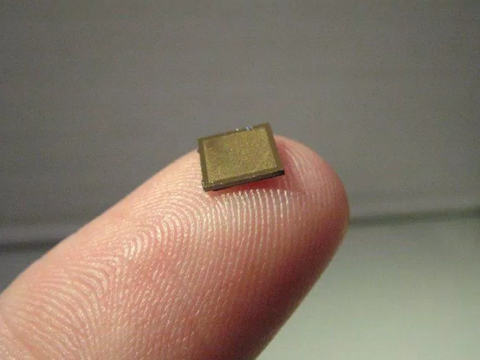 Miếng dán vi kim có kích thước nhỏ hơn một đồng xu (Nguồn: Internet).