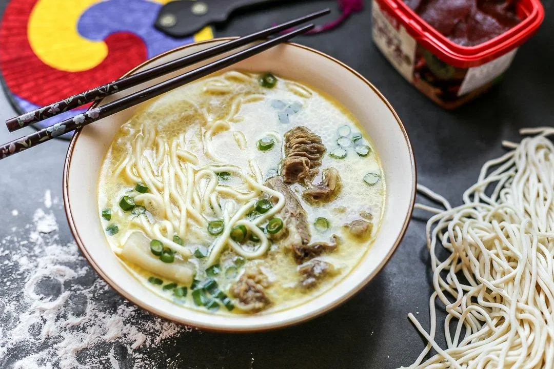 Súp được dùng với thịt bò và mì trắng (Nguồn: Internet). Súp được dùng với thịt bò và mì trắng (Nguồn: Internet).