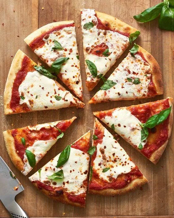 Pizza margherita với 3 nguyên liệu cơ bản nhưng vẫn làm hài lòng tất cả người Ý (ảnh: internet)