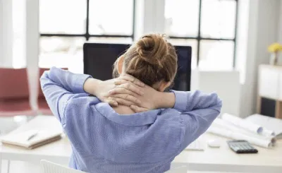 Đau mỏi vai gáy thường gặp ở dân văn phòng, những người ít vận động (Ảnh: Internet). Đau mỏi vai gáy thường gặp ở dân văn phòng, những người ít vận động (Ảnh: Internet).