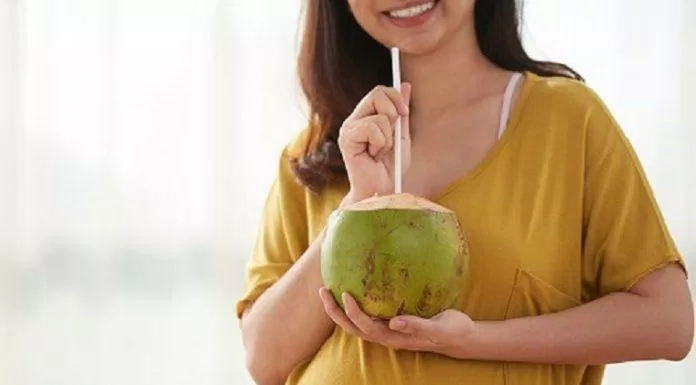 Phụ nữ đang trong 3 tháng đầu của thai kỳ không nên uống nước dừa (Ảnh: Internet).