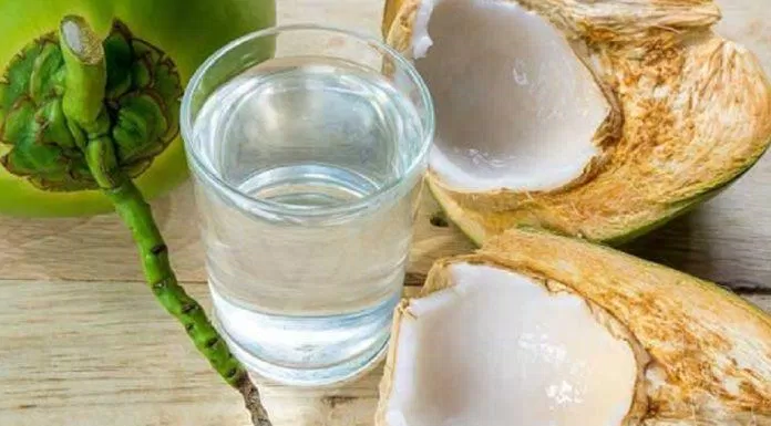 Một cốc nước dừa cung cấp rất nhiều dưỡng chất tốt cho cơ thể (Ảnh: Internet).
