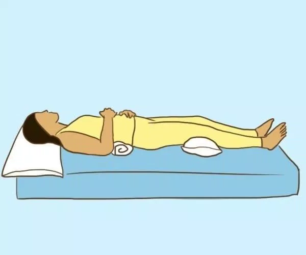 Kê thêm gối dưới chân khi nằm ngửa (Ảnh: Internet). Kê thêm gối dưới chân khi nằm ngửa (Ảnh: Internet).