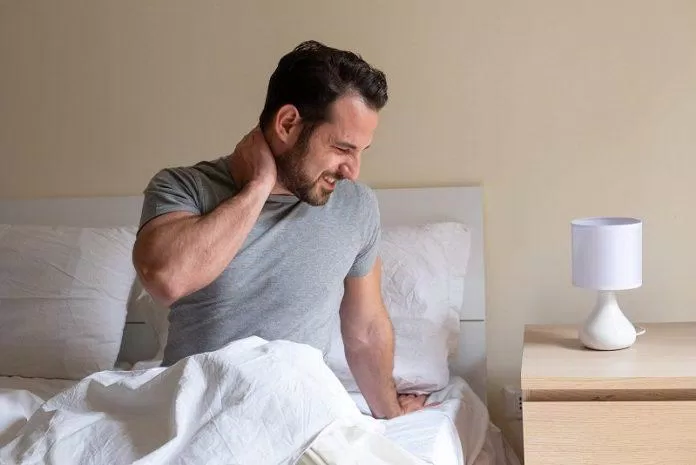 Nằm sai tư thế gây đau mỏi cổ khi thức dậy (Ảnh: Internet). Nằm sai tư thế gây đau mỏi cổ khi thức dậy (Ảnh: Internet).