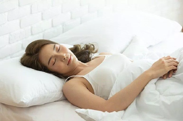 Nên dùng gối khi nằm ngửa hoặc nghiêng (Ảnh: Internet). Nên dùng gối khi nằm ngửa hoặc nghiêng (Ảnh: Internet).