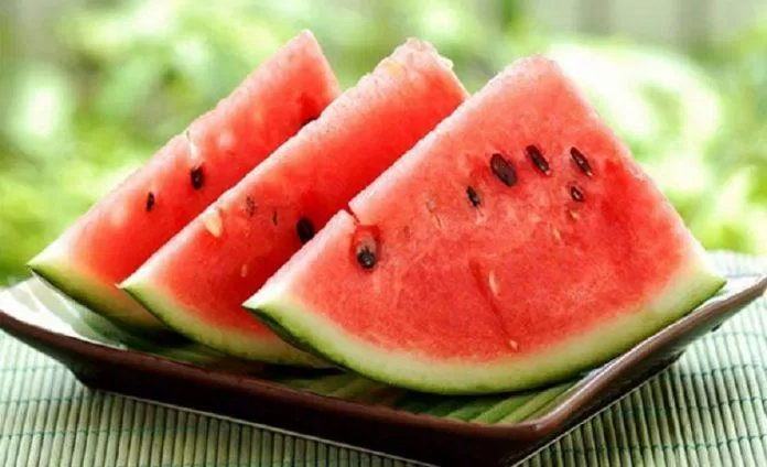 Dưa hấu có tính hàn, những người bụng dạ yếu và các bệnh đau dạ dày nên hạn chế ăn (Ảnh: Internet). Dưa hấu có tính hàn, những người bụng dạ yếu và các bệnh đau dạ dày nên hạn chế ăn (Ảnh: Internet).