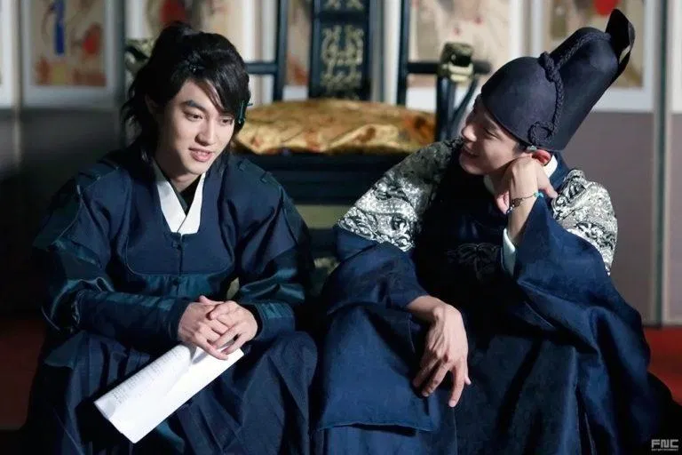 Hình ảnh thân thiết của cặp bromance Love In The Moonlight. (Nguồn: Internet)