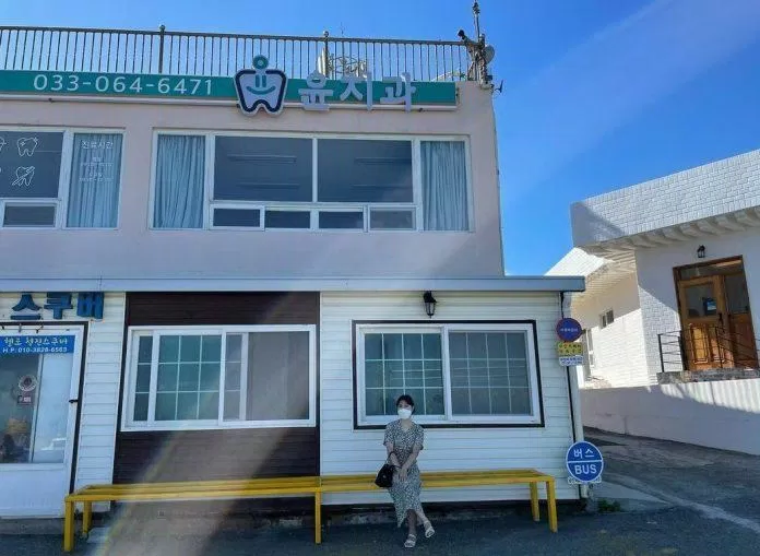 Khách du lịch kéo tới check-in ở phòng răng của chị Nha sĩ. (Ảnh: Internet)