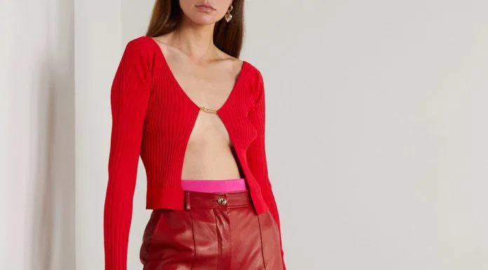 Chiếc cardigan chỉ được cài một nút vừa sang lại quyến rũ (Nguồn: Internet) Chiếc cardigan chỉ được cài một nút vừa sang lại quyến rũ (Nguồn: Internet)