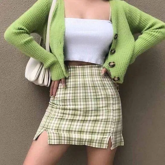 Màu xanh của áo cardigan hài hòa với chân váy kẻ caro (Nguồn: Internet) Màu xanh của áo cardigan hài hòa với chân váy kẻ caro (Nguồn: Internet)