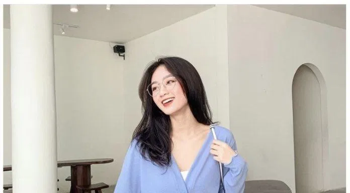 Chân váy xòe trắng nữ tính kèm theo cardigan croptop nổi bật (Nguồn: Internet) Chân váy xòe trắng nữ tính kèm theo cardigan croptop nổi bật (Nguồn: Internet)
